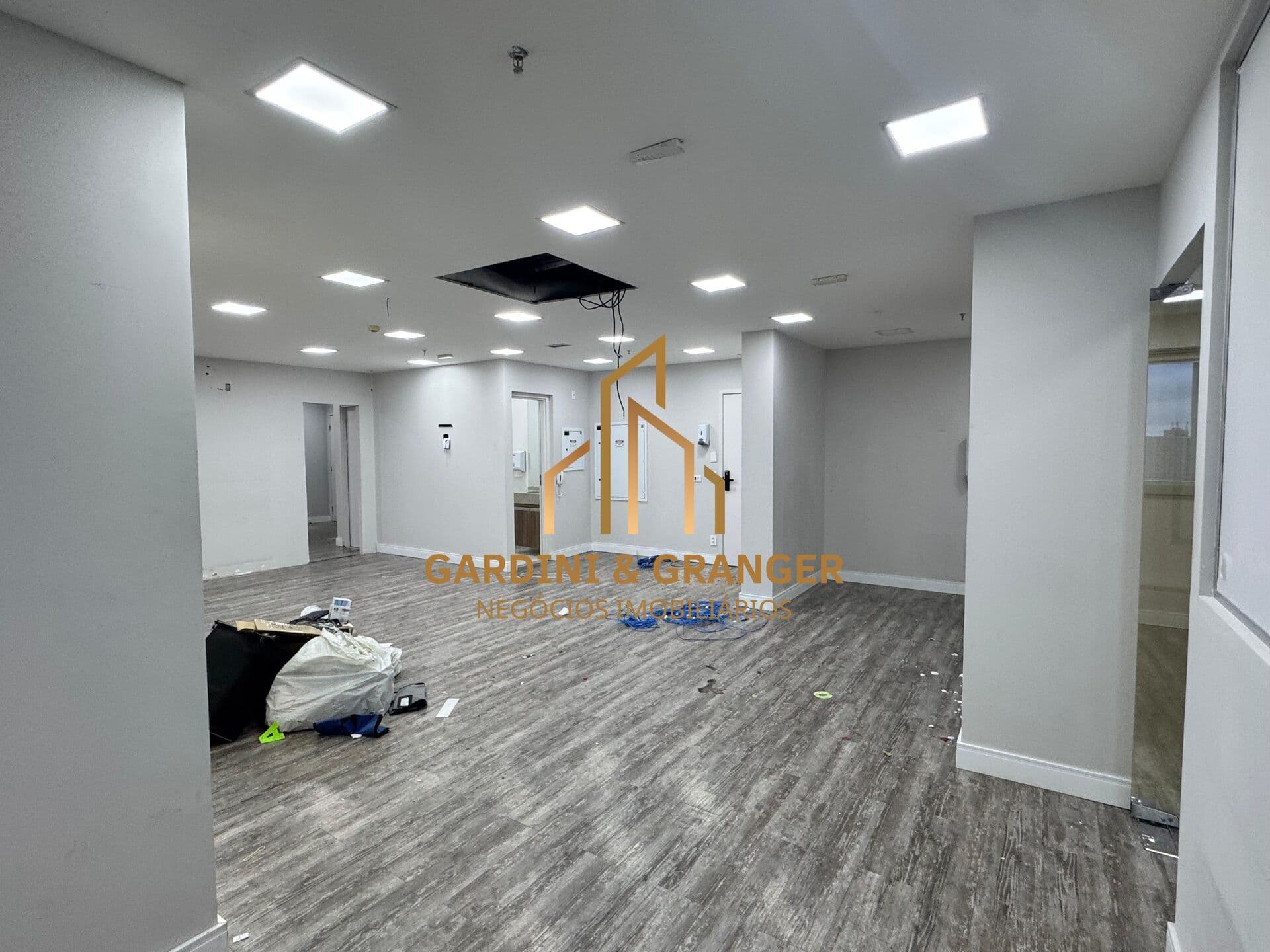 SALA COMERCIAL PARA LOCAÇÃO NO HELBOR DUAL PATTEO MOGILAR EM MOGI DAS CRUZES/SP