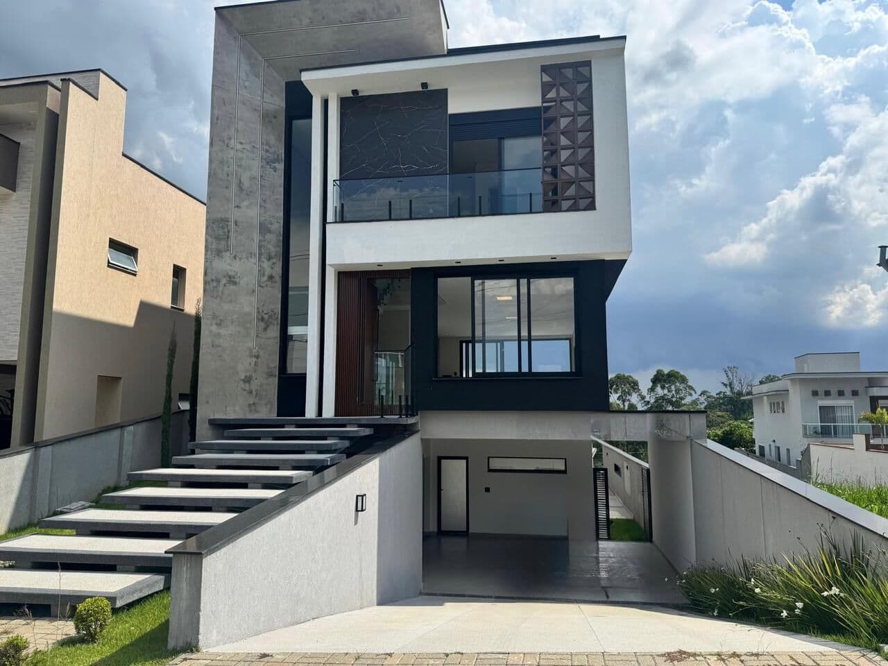 SOBRADO NOVO A VENDA NO CONDOMÍNIO ARUÃ BRISAS EM MOGI DAS CRUZES/SP.