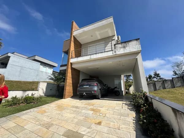 SOBRADO PARA LOCAÇÃO NO CONDOMÍNIO ARUÃ BRISAS EM MOGI DAS CRUZES/SP.