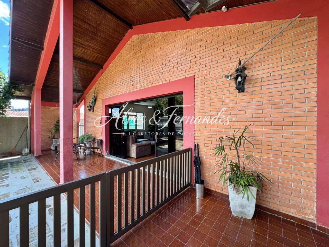 Casa com Piscina, 3 Quartos, sendo 1 Suítes em Peruíbe, Bairro Centro