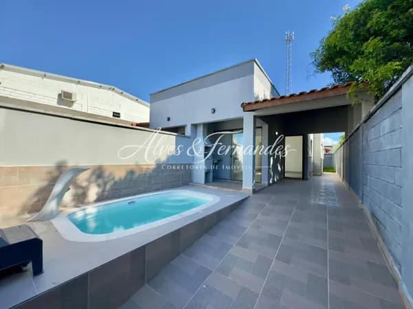 Casa com Piscina, 2 Quartos sendo 1 Suíte em Peruíbe, Bairro Oásis