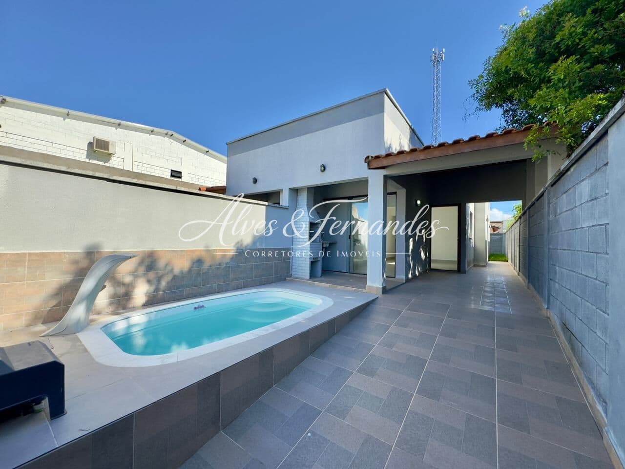 Casa com Piscina, 2 Quartos sendo 1 Suíte em Peruíbe, Bairro Oásis