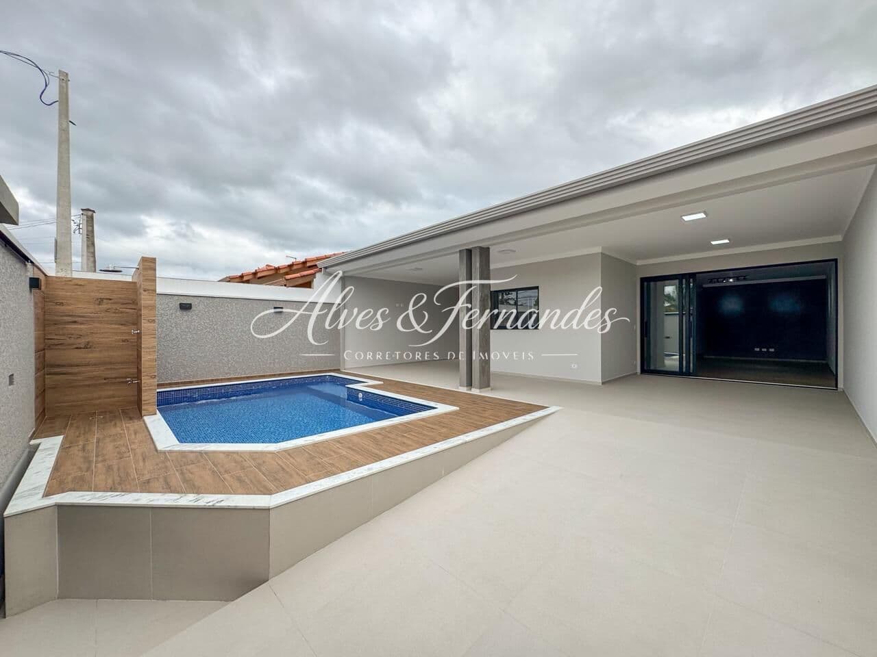 Casa com Piscina, 3 Quartos, sendo 1 Suíte em Peruíbe, Bairro Oásis