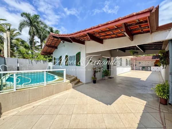 Casa com Piscina, 3 Quartos, sendo 1 Suíte em Peruíbe, Bairro Convento Velho