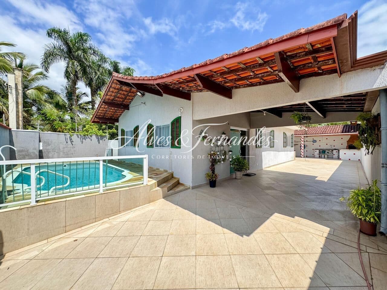 Casa com Piscina, 3 Quartos, sendo 1 Suíte em Peruíbe, Bairro Convento Velho