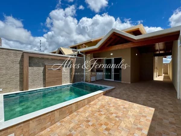 Casa com Piscina, 2 Quartos, sendo 1 Suíte em Peruíbe, Bairro Flora Rica II