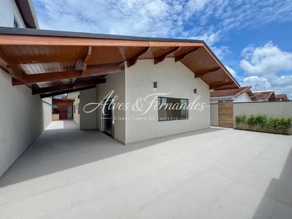Casa com Piscina, 3 Quartos, sendo 2 Suítes em Peruíbe, Bairro Florida