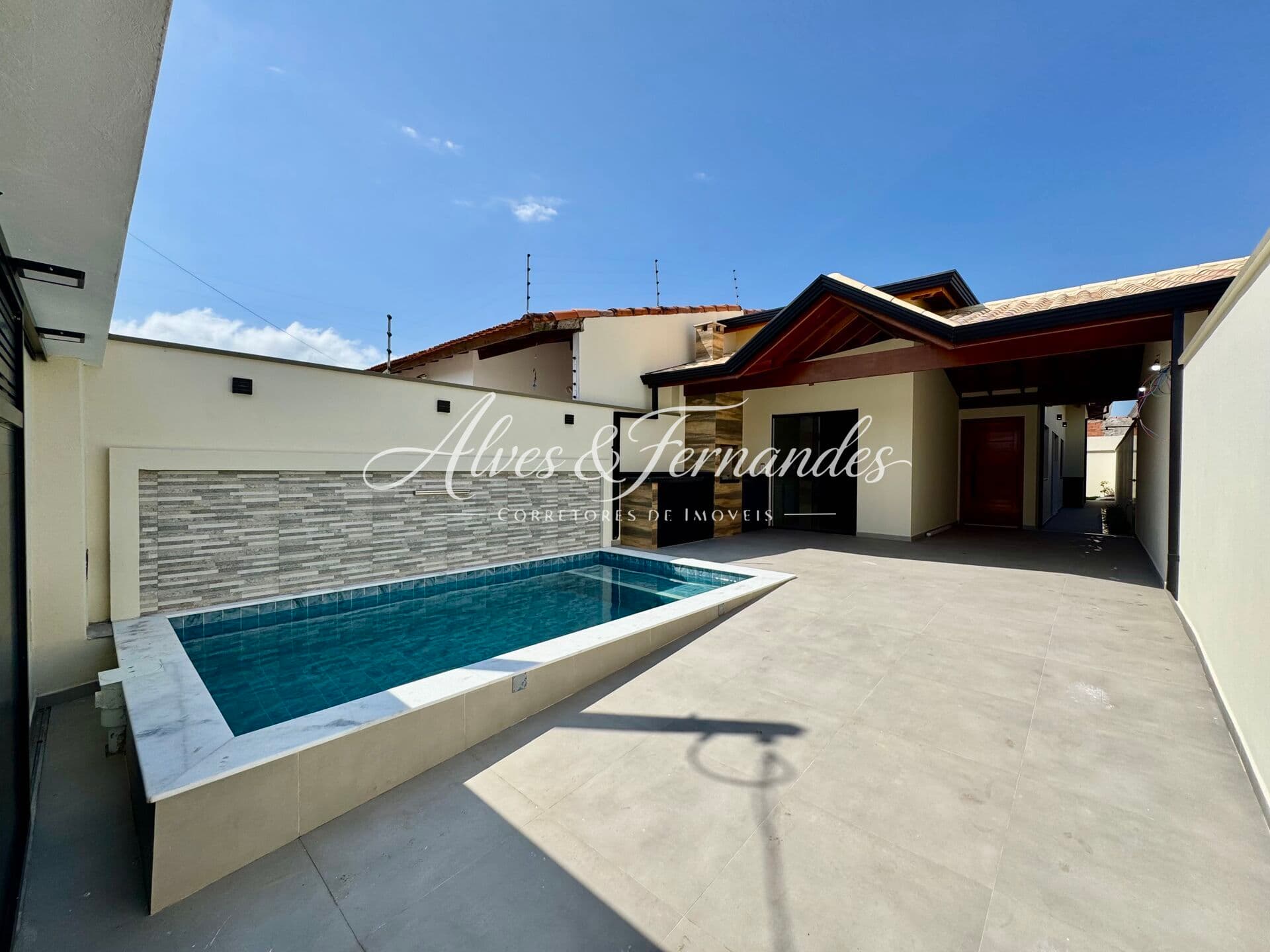 Casa com Piscina 2 Quartos sendo 1 Suíte em Peruíbe, Bairro Nova Peruíbe