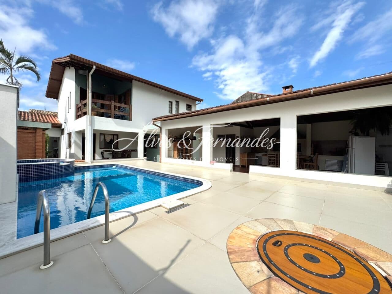 Casa com Piscina, 5 Quartos, sendo 2 Suítes em Peruíbe, Bairro Jangada
