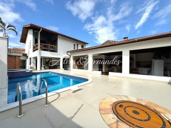 Casa com Piscina, 5 Quartos, sendo 2 Suítes em Peruíbe, Bairro Jangada