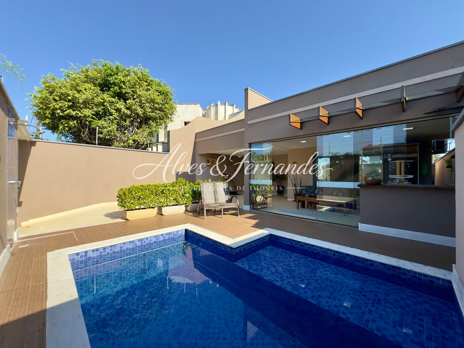 Casa com Piscina 3 Quartos sendo 1 Suíte em Peruíbe, Bairro São José