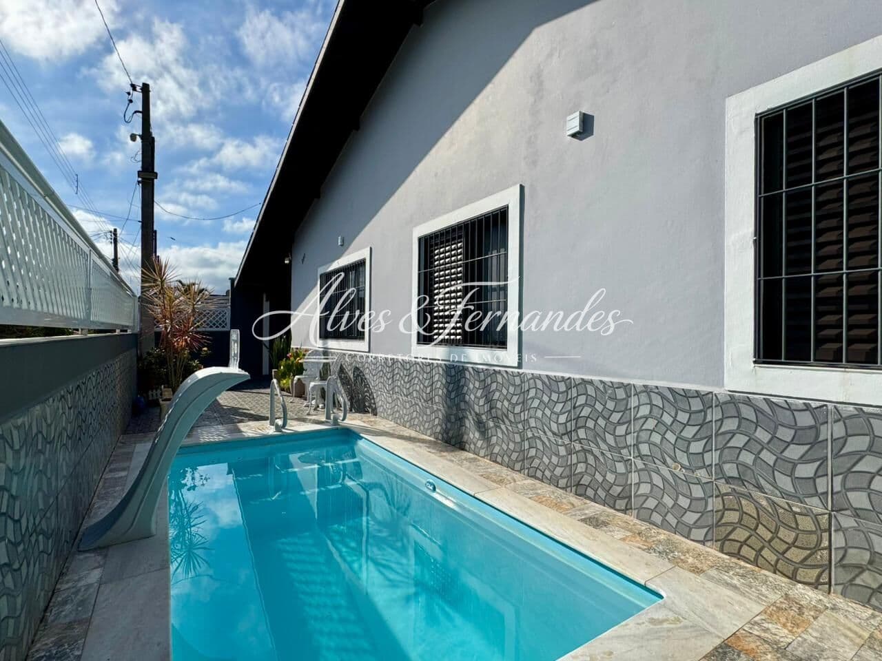 Casa com Piscina, 3 Quartos, sendo 1 Suíte em Peruíbe, Bairro Stella Maris