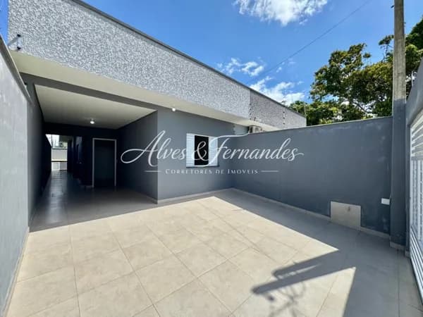 Casa com Piscina, 3 Quartos, sendo 1 Suíte em Peruíbe, Bairro Flora Rica II