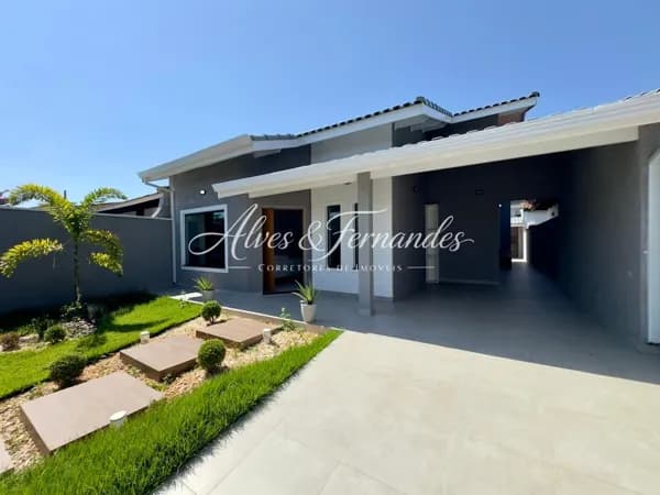 Casa com Piscina, 3 Quartos, sendo 1 Suíte em Peruíbe, Bairro Oásis
