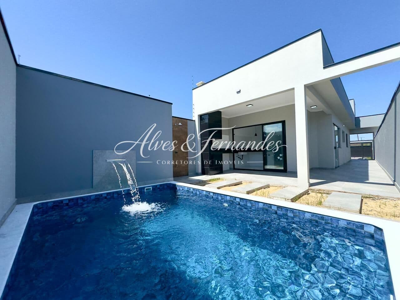 Casa com Piscina, 2 Quartos sendo 1 Suíte em Peruíbe, Bairro Park D'aville