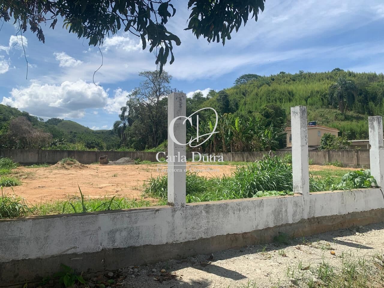 Terreno Plano e murado