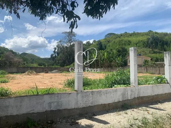 Terreno Plano e murado