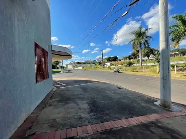 BARRACÃO COMERCIAL DE FRENTE PARA A RODOVIA – LOCALIZAÇÃO ESTRATÉGICA PRÓXIMA AO MARÍLIA SHOPPING