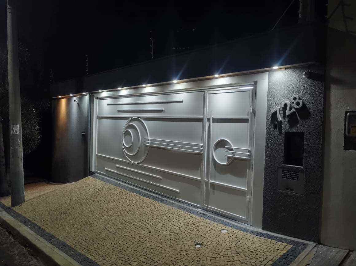 Casa à venda no bairro Bandeirantes, em Marília, localizada a apenas 4 minutos do centro da cidade, oferecendo praticidade e fácil acesso às principais regiões. O imóvel conta com 3 dormitórios, sendo 1 suíte, além de ambientes integrados e bem distribu