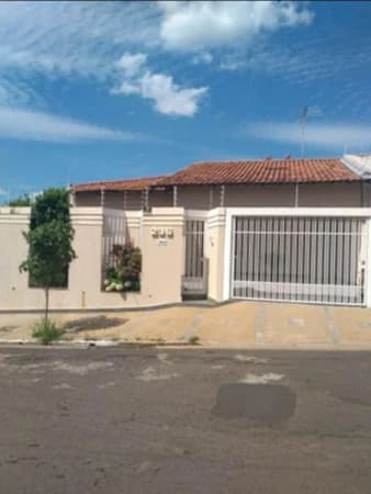 Casa à venda no bairro Jardim Jequitibá em Marília/SP