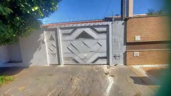 Casa à venda no bairro Jardim Bancários em Marília/SP
