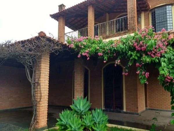 Sobrado à venda no bairro Jardim Universitário em Marília/SP