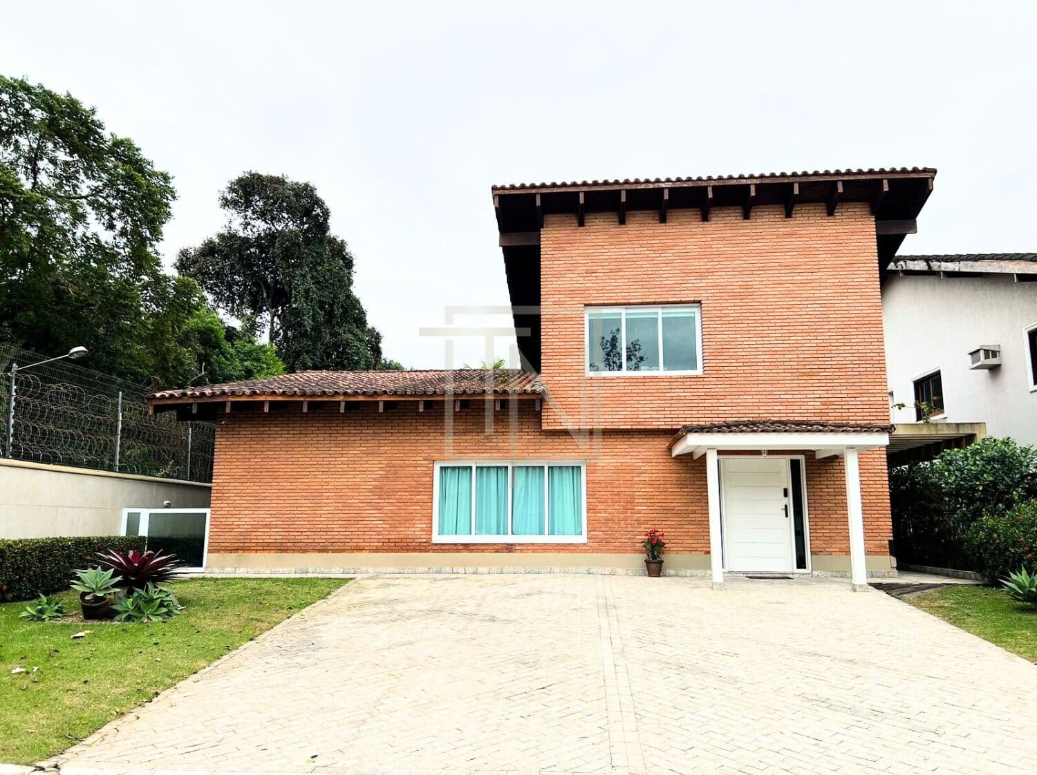 Casa em Condomínio de Luxo na Praia da Enseada – Guarujá/SP