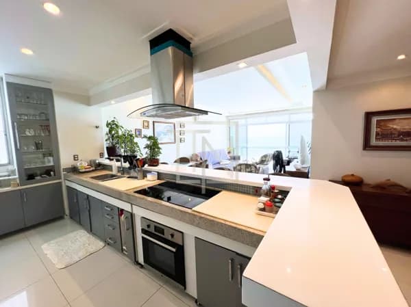 Frente ao Mar | 180m² | 4 Dormitórios – Pitangueiras