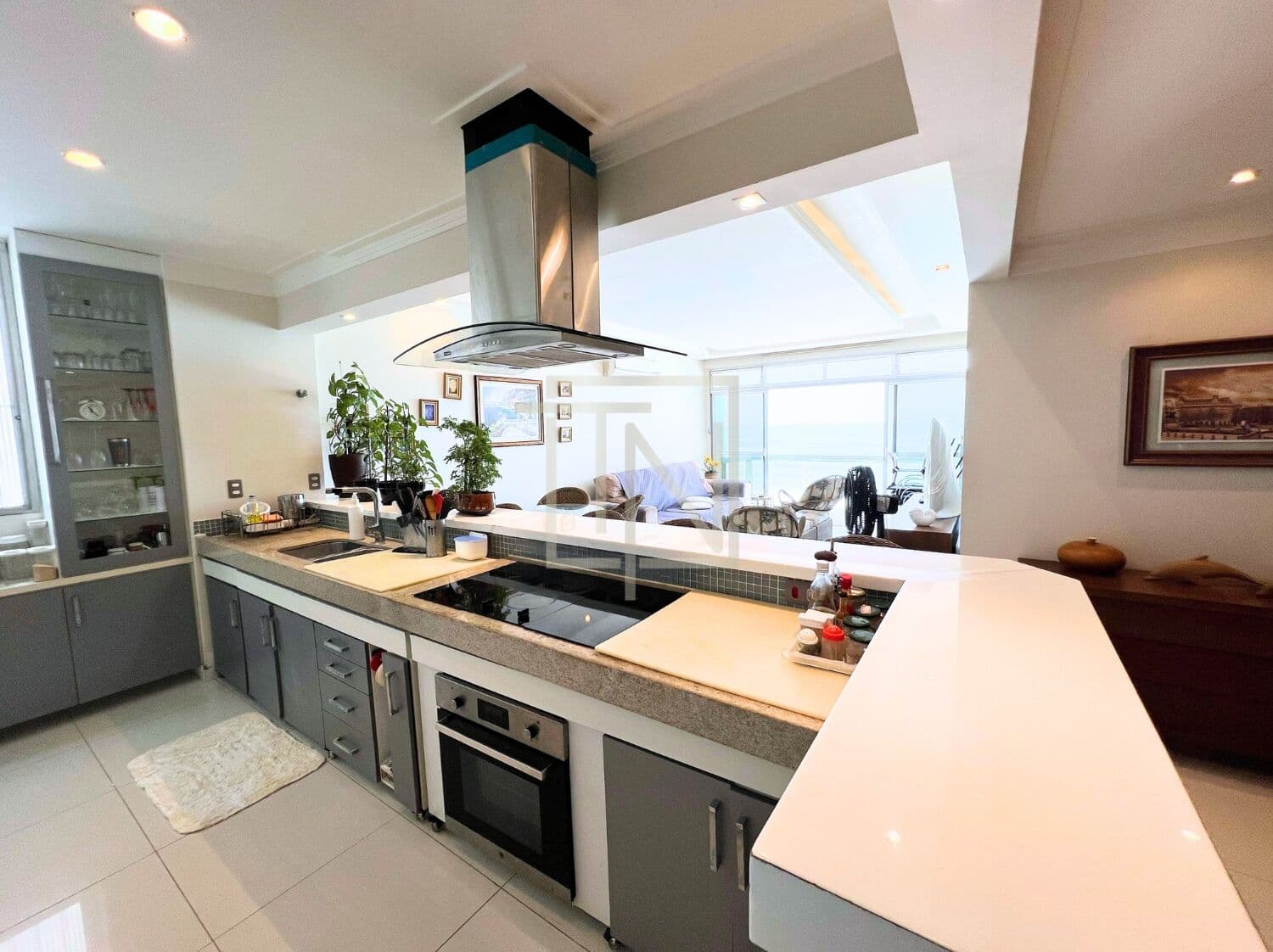 Frente ao Mar | 180m² | 4 Dormitórios – Pitangueiras