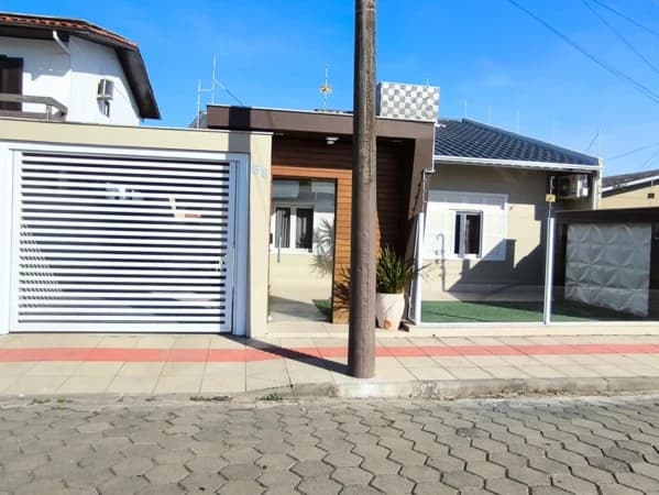 Casa à venda no bairro Coloninha em Araranguá/SC
