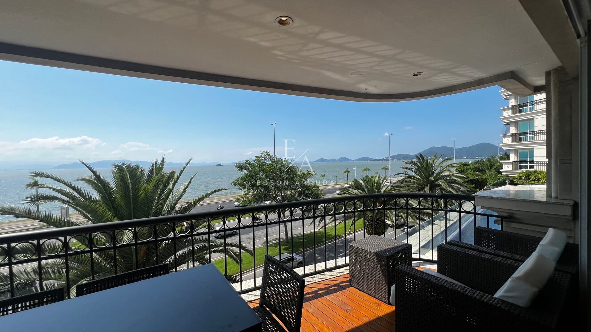 Exclusivo Apartamento na Beira-Mar Norte: 3 Suítes, 6 Sacadas e Vista Deslumbrante