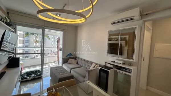 Apartamento 2 Quartos (1 Suíte) no Centro de Florianópolis — Mobiliado, Sacada com Churrasqueira e Lazer Completo