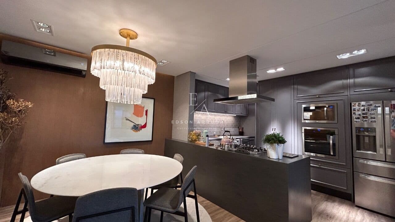 Apartamento de Alto Padrão com Vista para o Mar na Agronômica – 3 Suítes, 3 Vagas