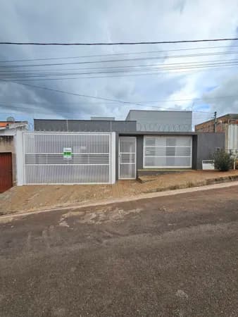 Casa Térrea à Venda no Jardim Vitória em Patos de Minas com 3 Quartos e Piscina