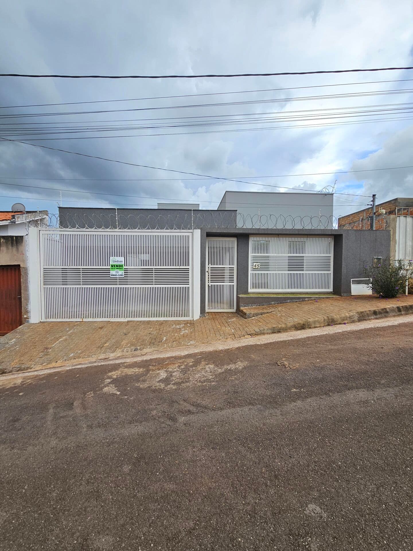 Casa Térrea à Venda no Jardim Vitória em Patos de Minas com 3 Quartos e Piscina