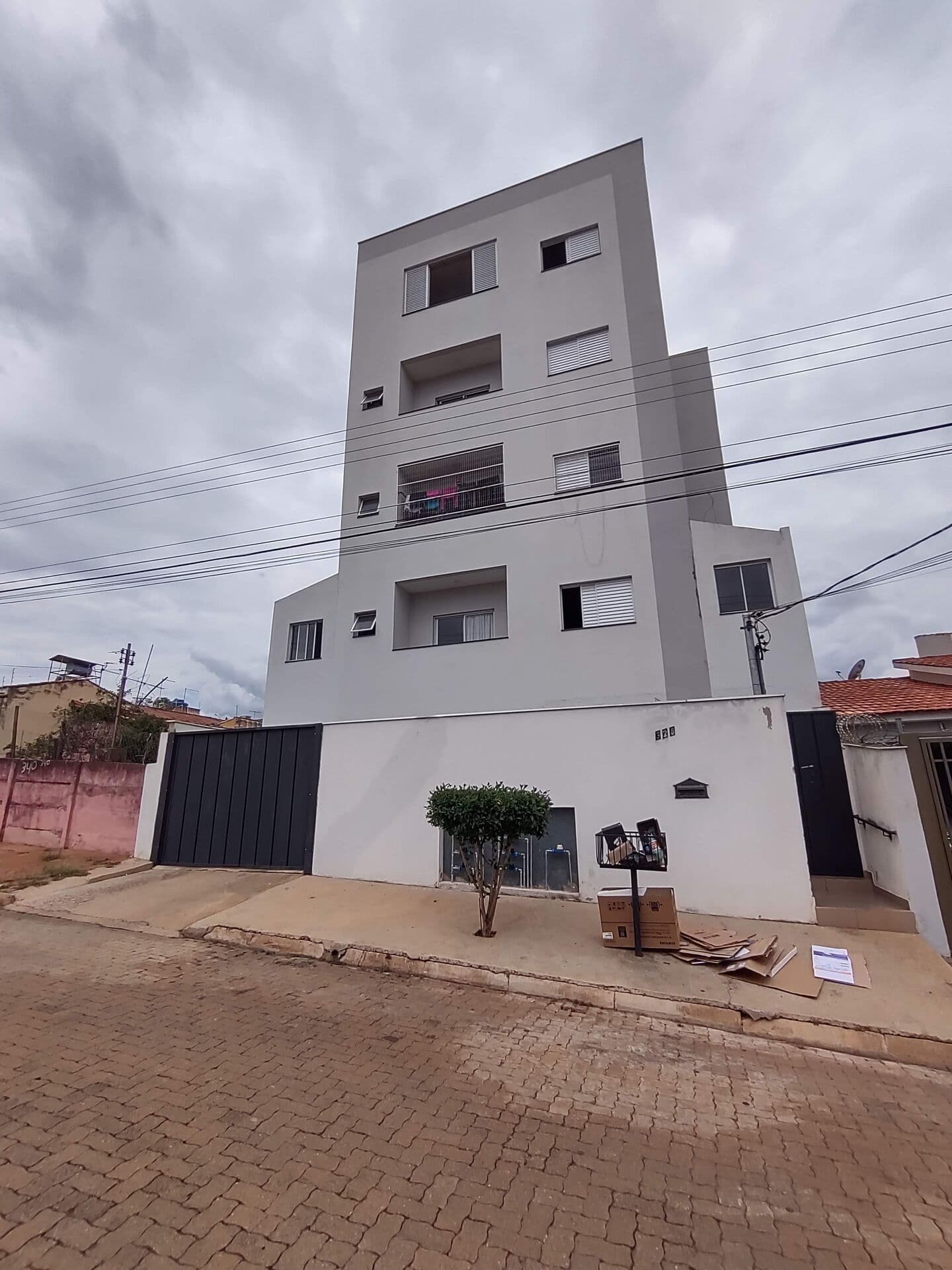 Apartamento para Alugar no Nossa Senhora das Graças em Patos de Minas com 2 Quartos, Suíte e Sacada