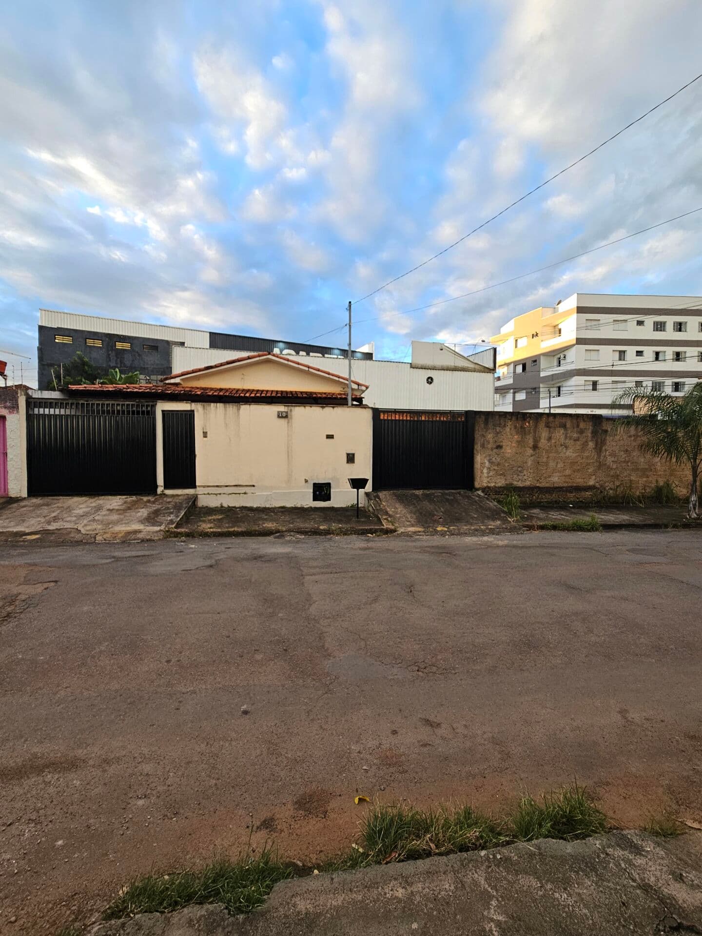 Casa para Alugar no Bairro Cerrado em Patos de Minas com 3 Quartos, Suíte e Quintal