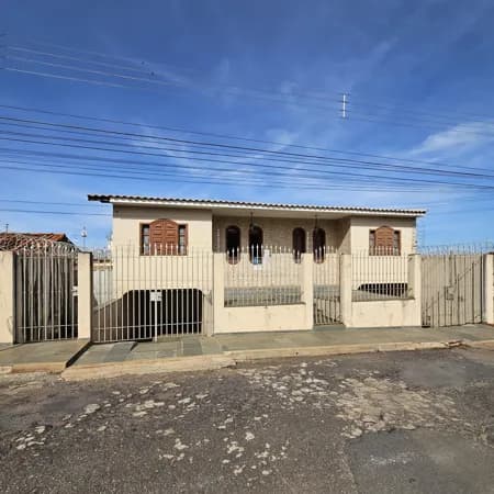 Casa para Alugar no Jardim América em Patos de Minas com 4 Quartos, Suíte e Banheira