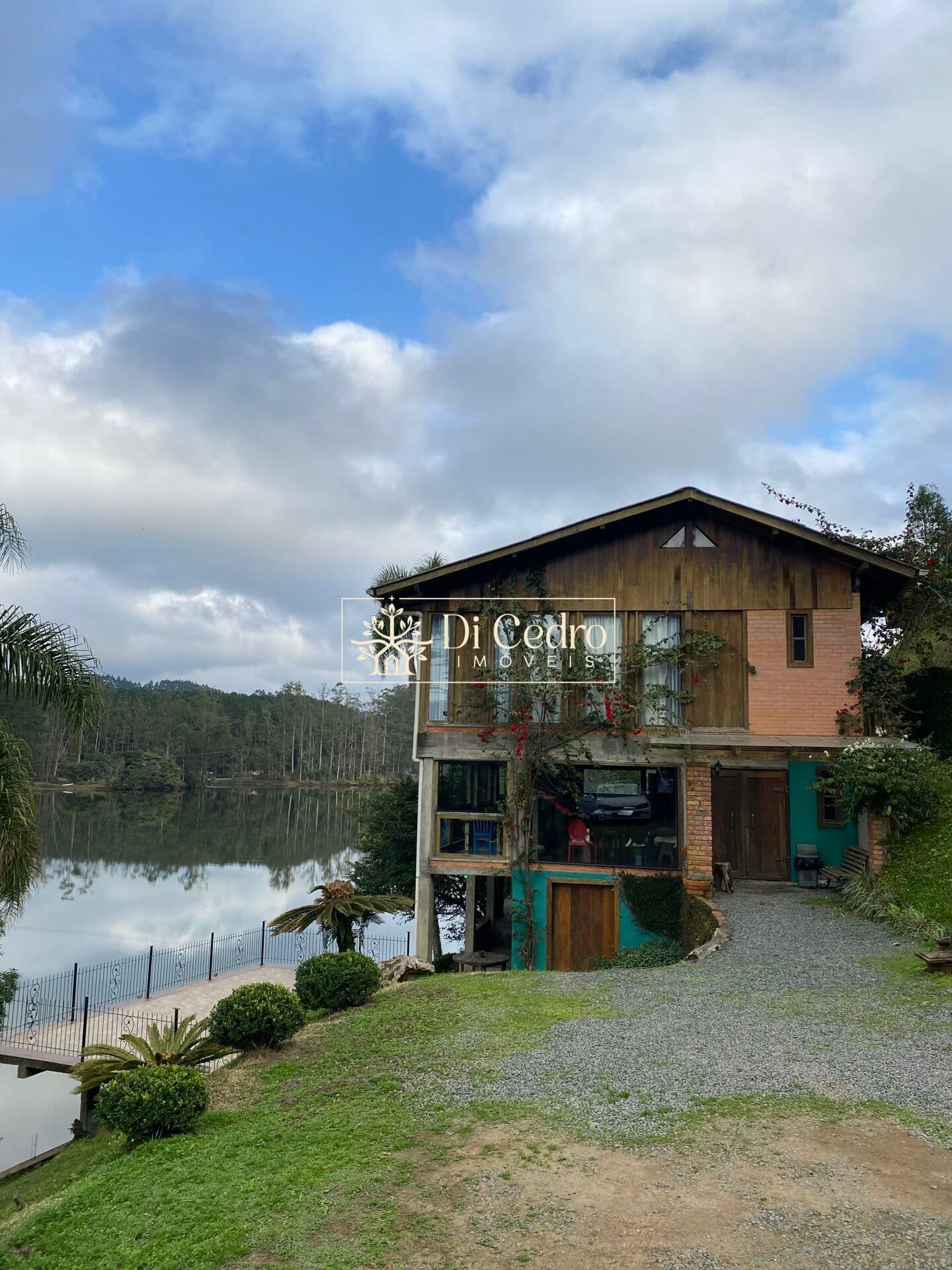 Casa de Alto Padrão na barragem do Pinhal em Rio dos Cedros