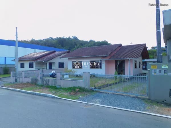 Casa em rua sem saída com amplo terreno - Rio dos Cedros