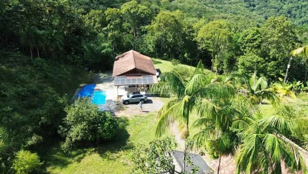 Um Paraíso Natural a 8 km do Centro de Rio dos Cedros – Sítio com Piscina e Nascente
