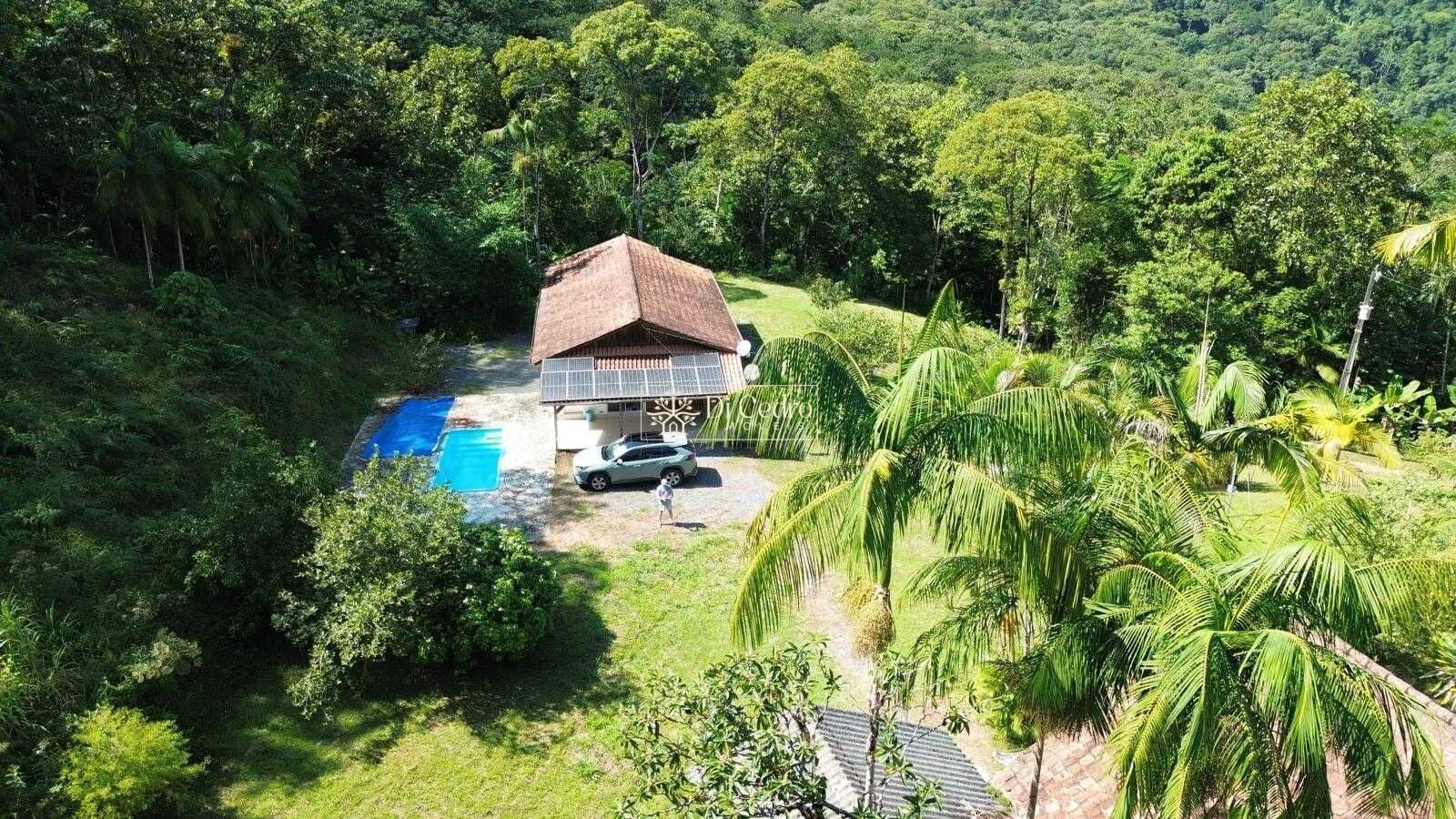 Um Paraíso Natural a 8 km do Centro de Rio dos Cedros – Sítio com Piscina e Nascente