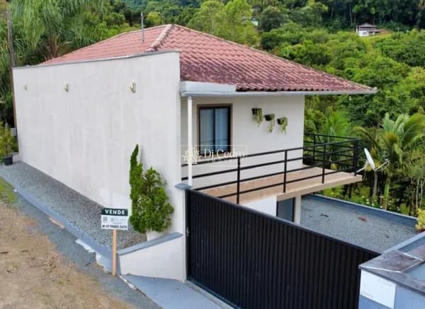 Casa pé na água em um cenário encantador e tranquilo