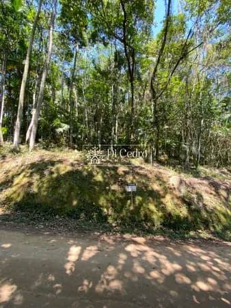 Terreno urbano com mais de 1.300 m2 em Rio dos Cedros