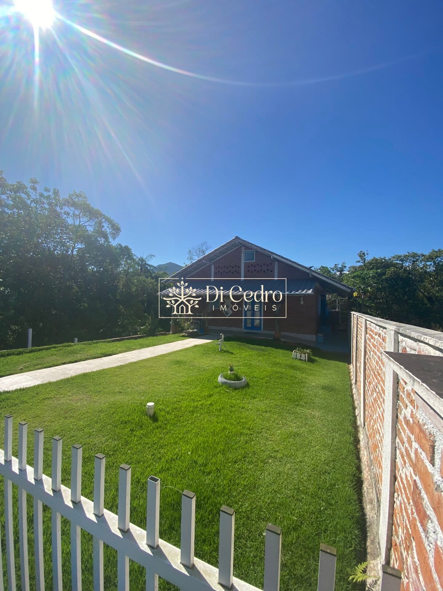 Casa em Rio dos Cedros com 2 dormitórios em amplo quintal.