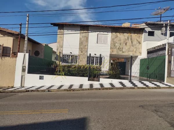 🏡 Casa Ampla com Quintal e Garagem para 5 Carros – Vila Lavínia | Mogi das Cruzes