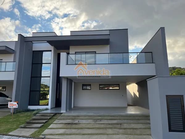 Casa belíssima de alto padrão, com todo conforto e muito espaço esperando você! À venda!