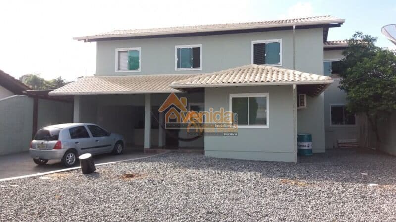 Casa perfeita com MUITO ESPAÇO para você e sua família! À venda