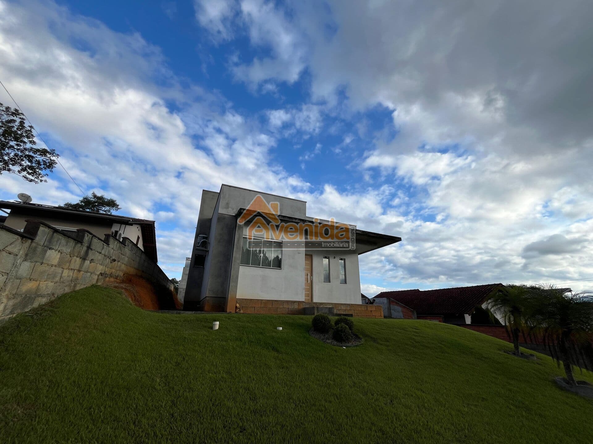 Casa belíssima de alto padrão, esperando por você! À venda!