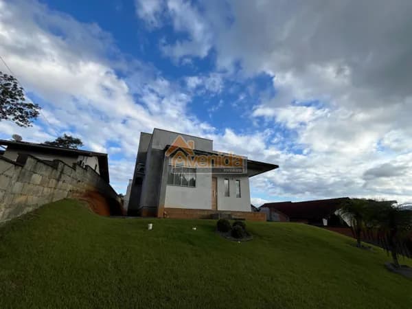 Casa belíssima de alto padrão, esperando por você! À venda!